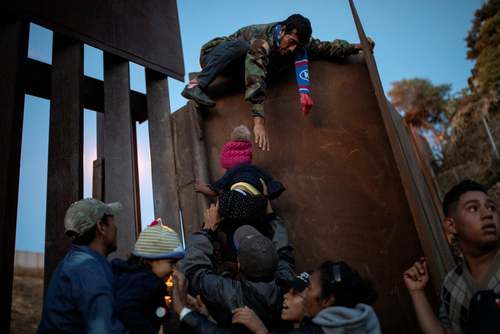 تلاش مهاجران هندوراسی برای عبور از مانع مرزی بین مکزیک و ایالات متحده آمریکا/ رویترز