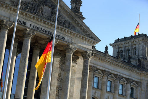 نیمه برافراشته شدن پرچم آلمان در مقابل پارلمان این کشور(بوندستاگ) در شهر برلین به نشانه احترام به مراسم تشییع 