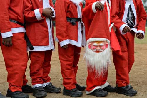 جشنواره بابانوئل‌ها در مدرسه‌ای در هندوستان/ خبرگزاری فرانسه