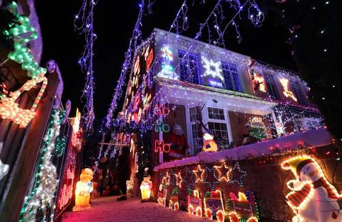 تزیین خانه‌ها در همپشایر بریتانیا در آستانه جشن کریسمس به منظور جمع‌آوری اعانه برای خیریه‌ها از مردم