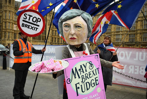 تظاهرات مخالفان نخست وزیر بریتانیا علیه قرارداد او درباره خروج بریتانیا از اتحادیه اروپا در مرکز شهر لندن