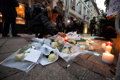 گذاشتن گل و شمع در محل حمله تروریستی 2 روز پیش به بازار کریسمس در شهر استراسبورگ فرانسه/ خبرگزاری آلمان