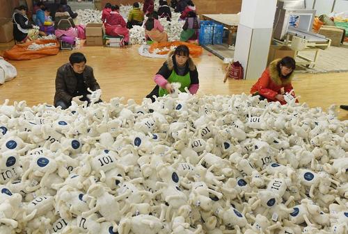 کارخانه تولید عروسک و اسباب بازی در تیانچانگ چین