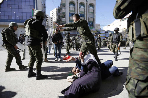 برخورد نیروهای اسراییل با تظاهرات‌کنندگان فلسطینی در شهر الخلیل. فلسطینی‌های طرفدار حماس در سی و یکمین سالگرد تشکیل این گروه دست به گردهمایی زده بودند./APA