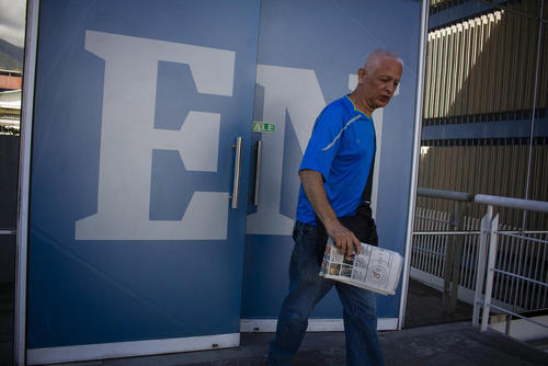 یک مرد در حال ترک اداره سردبیری روزنامه اپوزیسیون