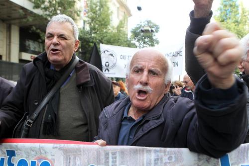 تظاهرات بازنشسته‌های یونانی علیه اجرای سیاست‌های ریاضت اقتصادی در مرکز شهر آتن