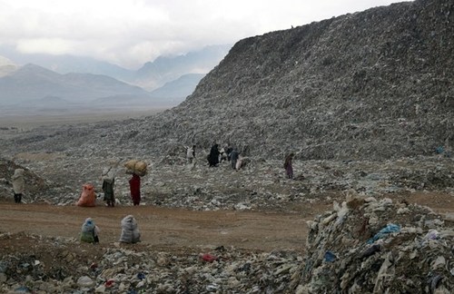 یک مرکز انباشت زباله در حومه شهر کابل افغانستان/ آسوشیتدپرس