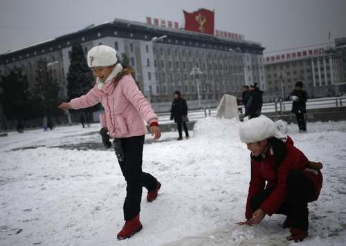 برف بازی در میدان 