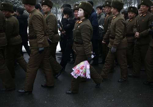 سربازان ارتش کره شمالی در حال ورود به مقبره 