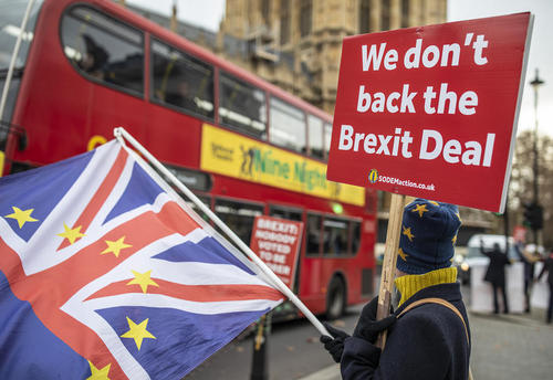 تظاهرات مخالفان خروج بریتانیا از اتحادیه اروپا در مقابل پارلمان در لندن