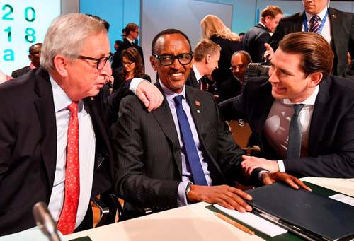 از راست به چپ: صدراعظم اتریش، رییس جمهوری روآندا و رییس کمیسیون اروپا در نشست اتحادیه اروپا و آفریقا در شهر وین/ خبرگزاری فرانسه