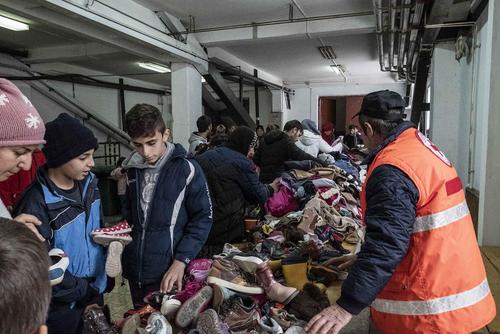 ارایه کفش و لباس دست دوم برای استفاده پناهجویان عازم اروپا در اردوگاهی در شهر 