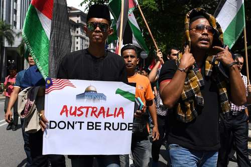 تظاهرات مسلمانان مالزیایی در مقابل سفارت استرالیا در شهر کوالالامپور در اعتراض به تصمیم دولت کانبرا به انتقال سفارت از تل‌آویو به شهر قدس/ حبرگزاری فرانسه