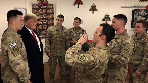عکس گرفتن سرباز آمریکایی با ترامپ در جریان سفر از پیش اعلام نشده او و همسرش به عراق در پایگاه هوایی