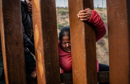 تلاش مهاجران برای عبور از مانع مرزی بین مکزیک و ایالات متحده آمریکا/ آسوشیتدپرس