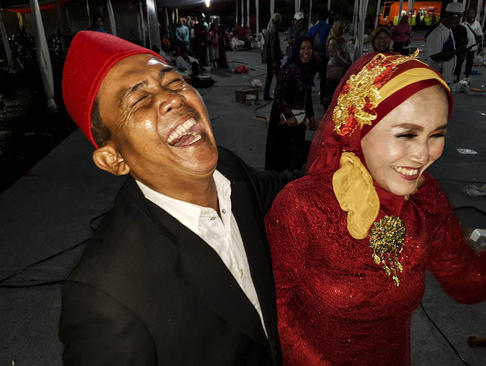 مراسم ازدواج دسته‌جمعی دهها زوج اندونزیایی در شب سال نو میلادی در پارکی در شهر جاکارتا
