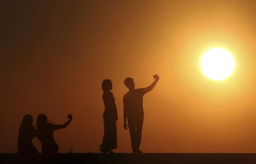 سلفی گرفتن مردم در آخرین غروب آفتاب سال 2018 در میانمار