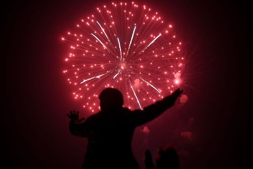 مرد پاکستانی در حال تماشای آتش بازی جشن سال نو میلادی