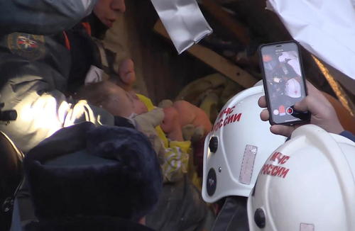 نجات یک نوزاد 11 ماهه از زیر آوار ساختمانی فروریخته در شهر 