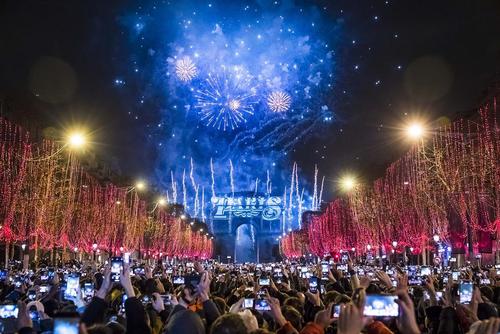 آتش‌بازی شب سال نو در خیابان الیزه پاریس