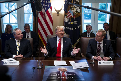 نشست روز چهارشنبه (دیروز) کابینه ترامپ در کاخ سفید. تصویر روی میز جالب توجه است./ CNP