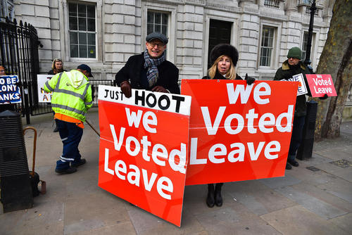 گردهمایی حامیان و مخالفان خروج بریتانیا از اتحادیه اروپا در ورودی خیابان داونینگ لندن( مقر نخست وزیری بریتانیا) 