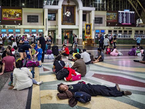 ازدحام ایستگاه قطار شهر بانکوک تایلند به دلیل مسافرت‌های زیاد آغاز سال نو 