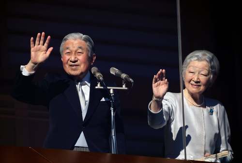 امپراتور ژاپن و همسرش در حال پاسخ دادن به ابراز احساسات مردمی در دیدار سال نو مردم از کاخ امپراتوری از پشت شیشه ضد گلوله محوطه بالکن قصر/EPA