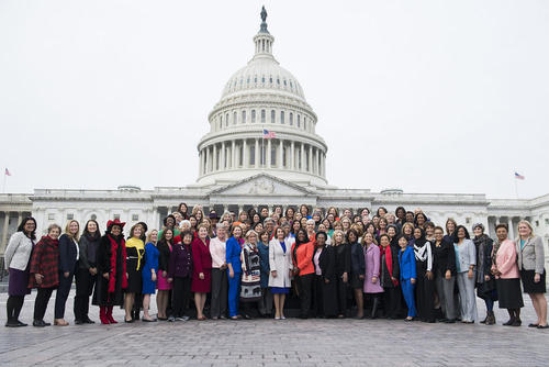 عکس یادگاری زنان دموکرات عضو مجلس نمایندگان آمریکا در دوره جدید در محوطه کنگره آمریکا در واشنگتن دی‌سی 