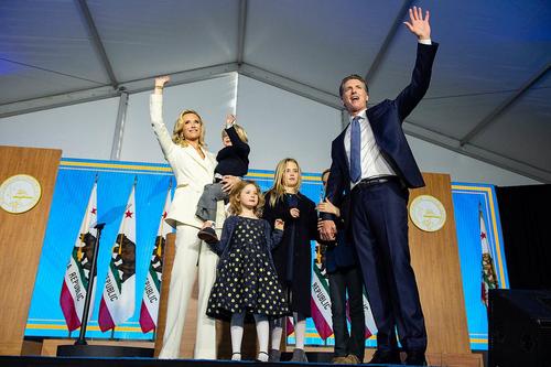 فرماندار جدید ایالت کالیفرنیا آمریکا دیروز به همراه خانواده خود به طور رسمی در مراسم تحلیف آغاز به کار خود شرکت کرد. 