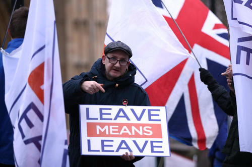 تظاهرات دو گروه حامیان و مخالفان خروج بریتانیا از اتحادیه اروپا در مقابل پارلمان بریتانیا در لندن