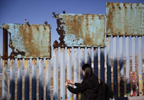 عکس گرفتن از دیوار مرزی بین مکزیک و ایالات متحده آمریکا/ آسوشیتدپرس
