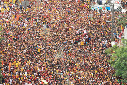 حضور قریب به 21 میلیون نفر از پیروان آیین کاتولیک در فیلیپین در مراسم همراهی مجسمه چند صدساله مسیح در شهر مانیل 