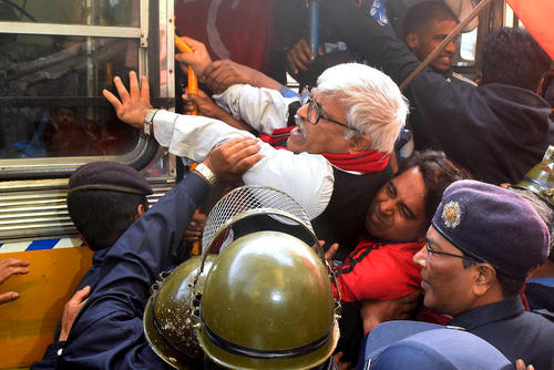 دستگیری رهبران حزب کمونیست – مارکسیست هند در شهر کلکته. فعالان کمونیست و اتحادیه‌های کارگری یک اعتصاب سراسری 48 ساله علیه سیاست‌های اقتصادی دولت هند ترتیب داده‌اند.