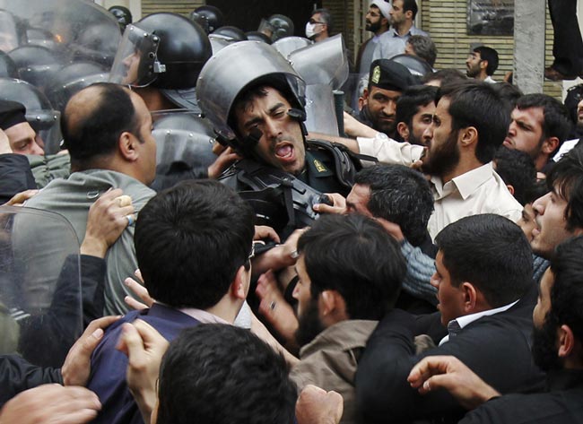 درگیری مقابل سفارت عربستان