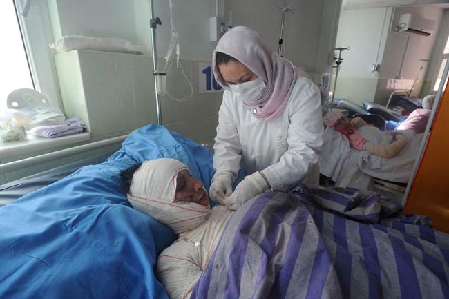 پزشک زن افغان