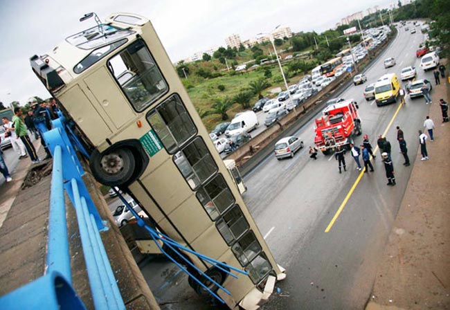 سقوط اتوبوس از پل