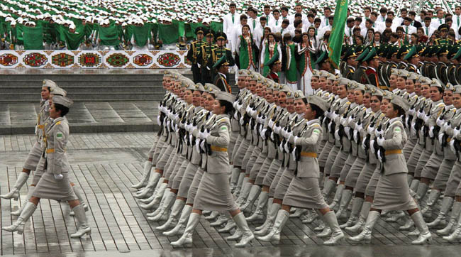 رژه سربازان زن ترکمنستان