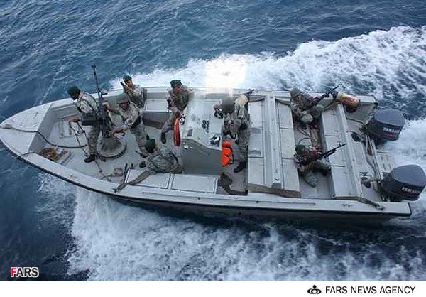 اسارت 12 دزد دریایی توسط نیروی دریایی