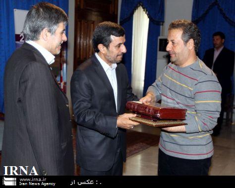 تقدیر احمدی نژاد از کارگردان قلاده های طلا