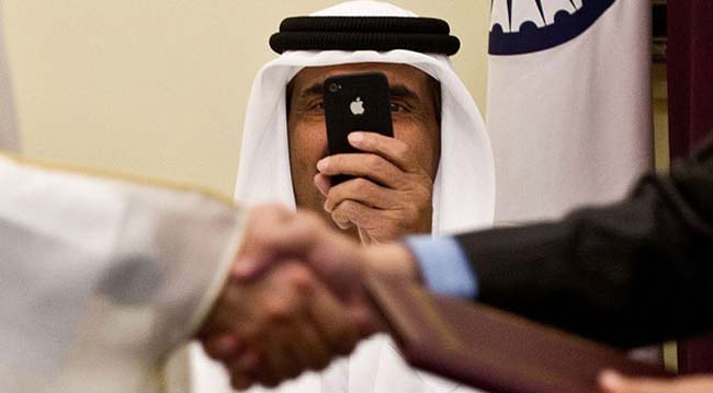 امیر قطر با گوشی اپل