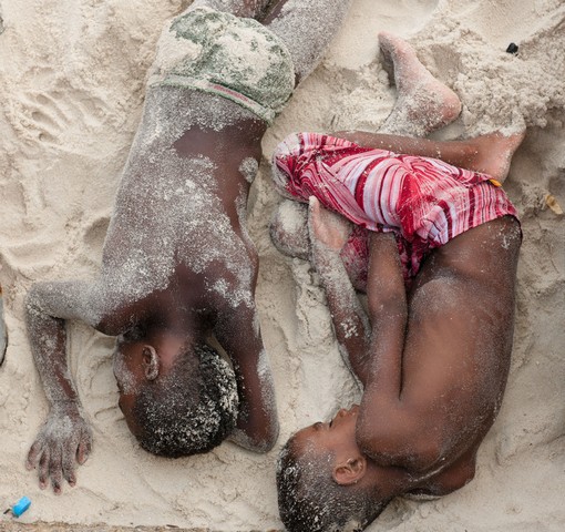 خواب کودکان برزیلی در ساحل ریودوژانیرو