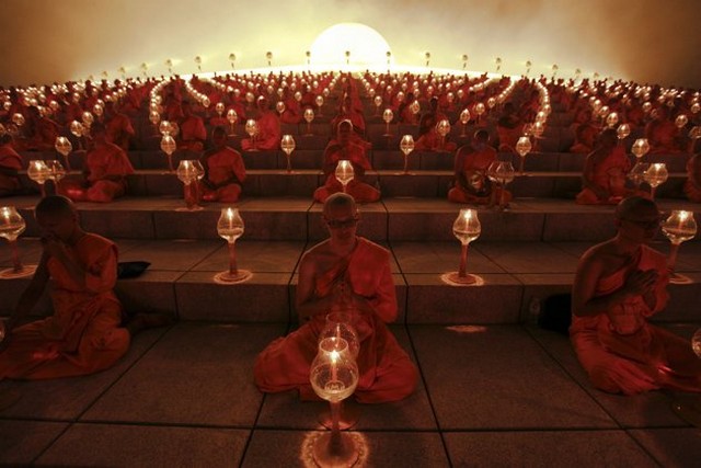 نیایش راهبان بودایی 