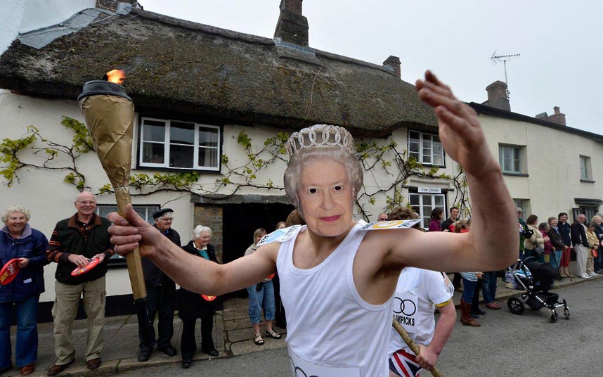 مشعل المپیک با ماسک ملکه انگلیس