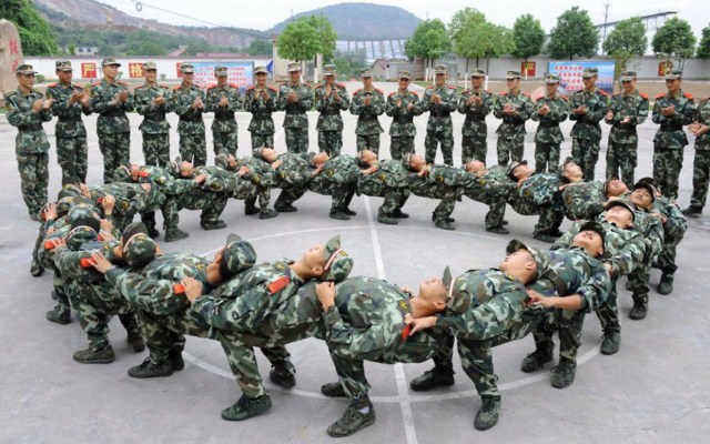 تمرینات بدنی جالب سربازان ارتش چین