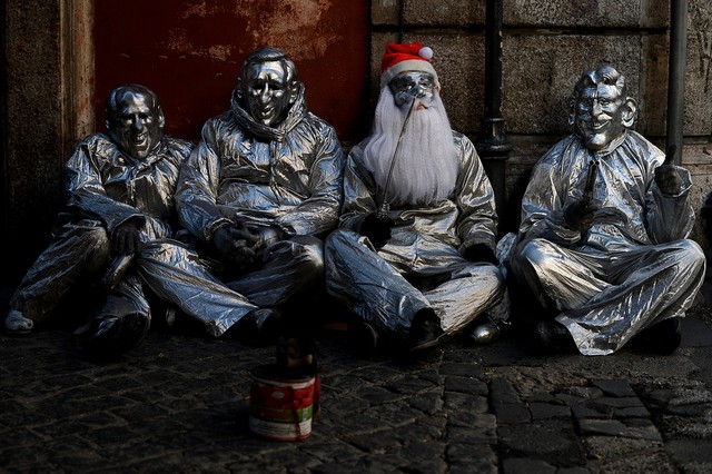 گریم چهار مرد ایتالیایی به شکل مجسمه های برنزی