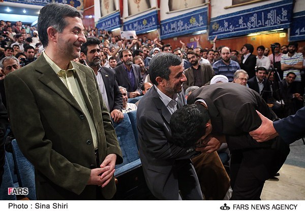 بوسیدن دست احمدی نژاد