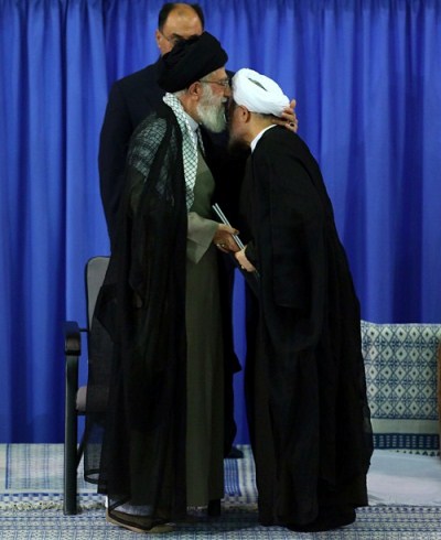 بوسه رهبری بر پیشانی روحانی (عکس)