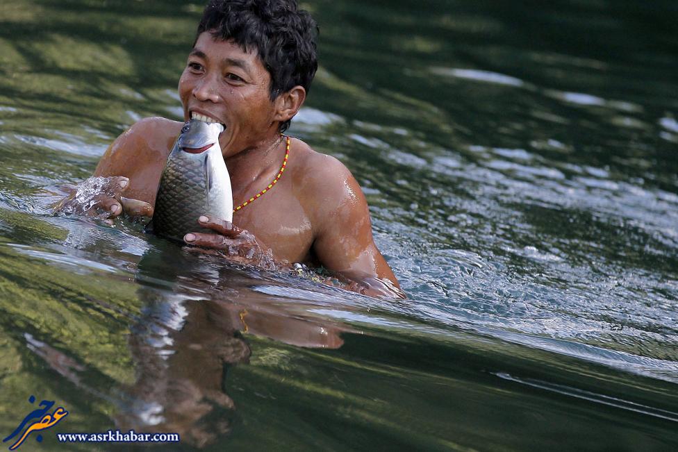 مردی که با دهن ماهی می گیرد (عکس)