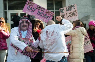 عربستان سعودی در تناقض شارلی ابدو و 1000 ضربه شلاق برای وبلاگ نویس